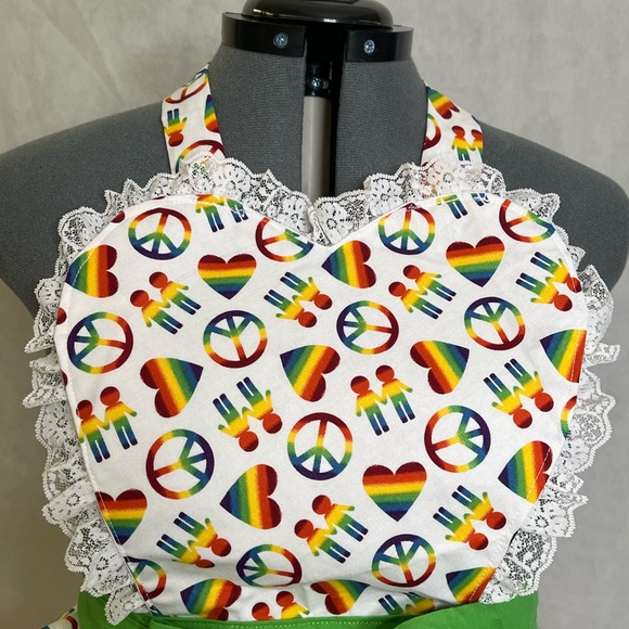 Spread Love Custom Handmade 1950s Themed Apron - Picture 4 of 4